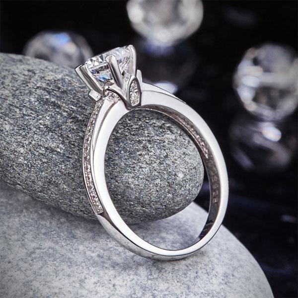 Silver round diamond engagement ring online
